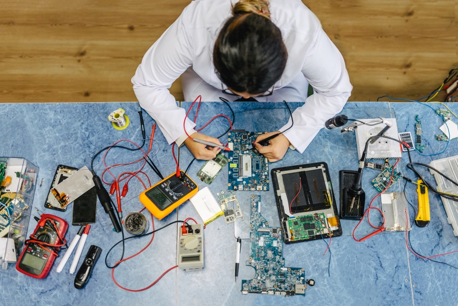 Image of electronic engineer in laboratory.