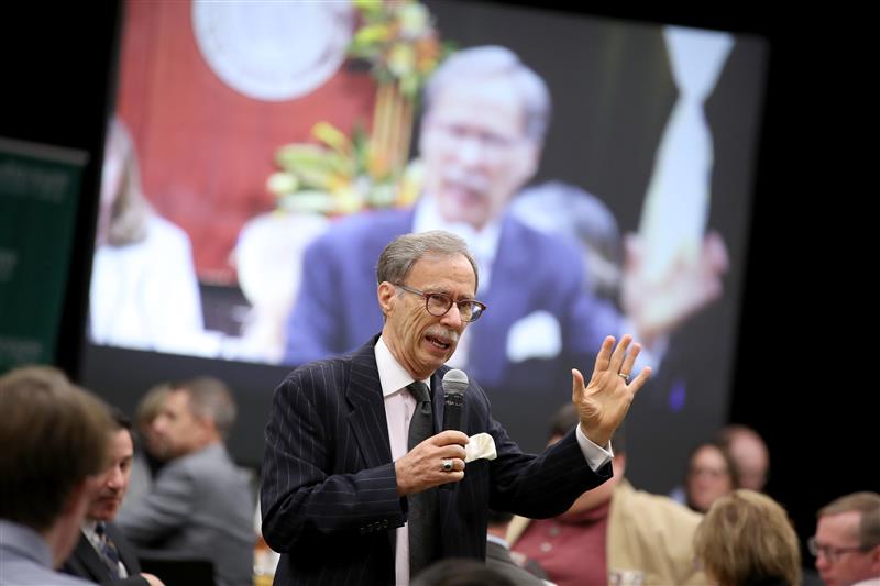 Tim Skubick speaks at WEC luncheon.